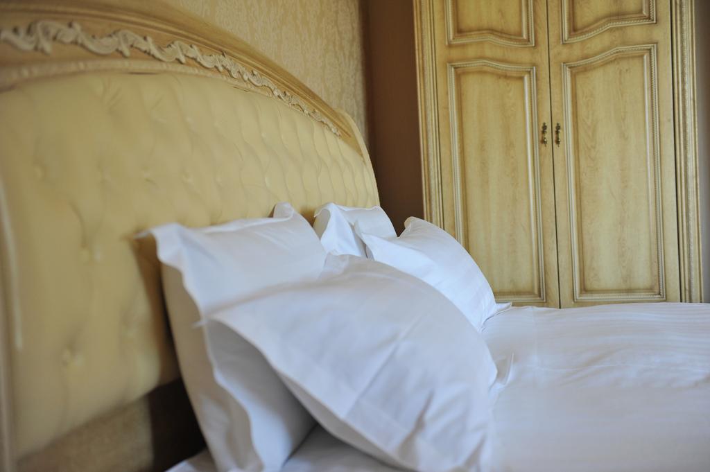Park Hotel Stara Zagora Phòng bức ảnh Pillows on a bed