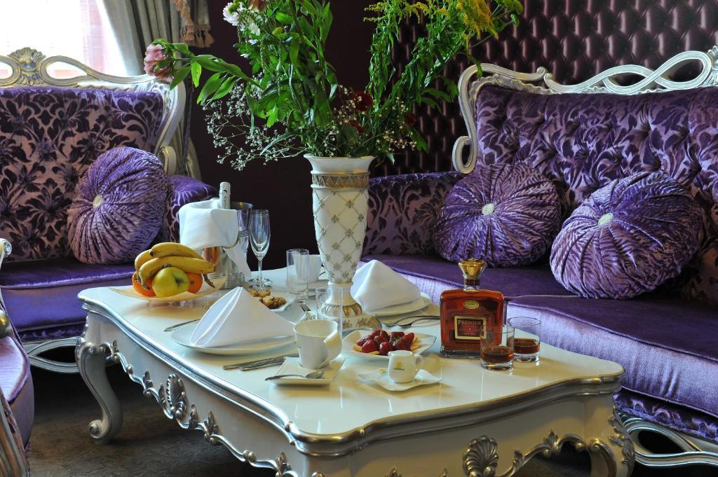Park Hotel Stara Zagora Phòng bức ảnh A table set for afternoon tea