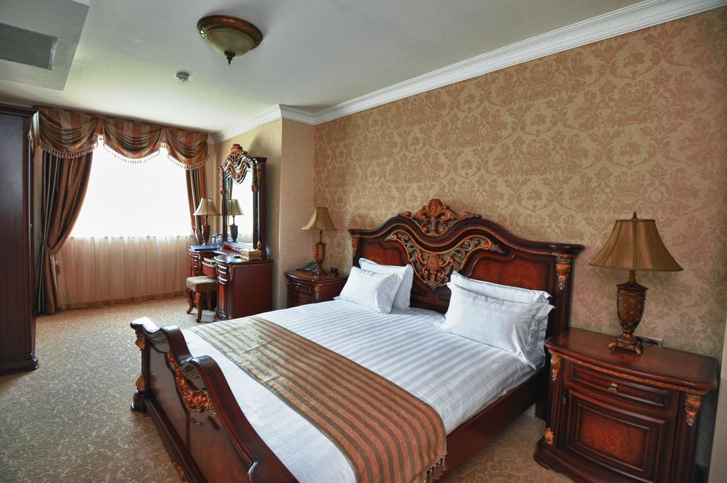 Park Hotel Stara Zagora Ngoại thất bức ảnh A bedroom in the hotel