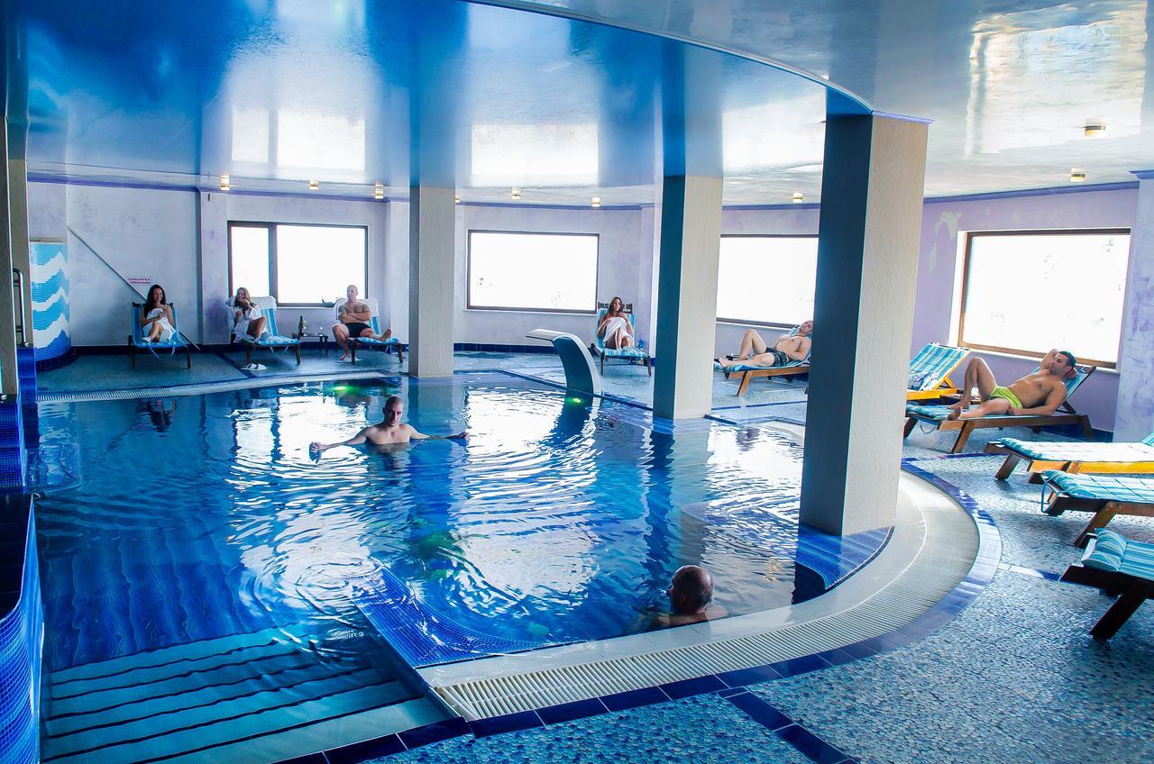 Park Hotel Stara Zagora Ngoại thất bức ảnh The swimming pool at the hotel